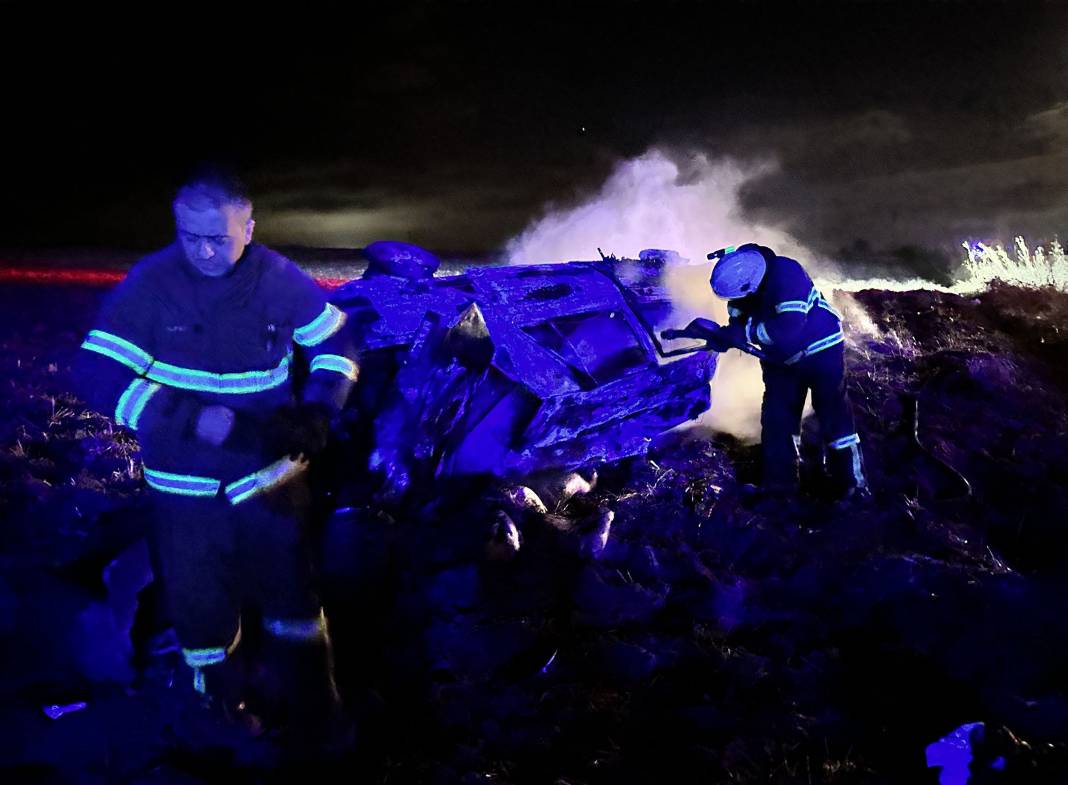 Takla Attı, Alev Topuna Dönen Otomobilde Sıkışıp Kaldı 1